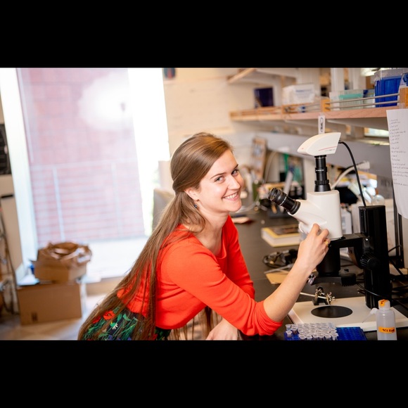 Meet your Posher, Lauren - Picture 2 of 3